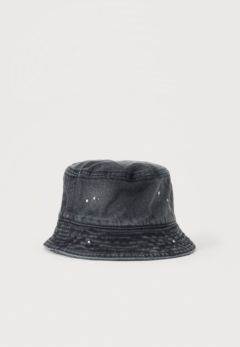 Schwarzer Denim-Bucket-Hut mit dezenten weißen Farbspritzern, dargestellt vor einem schlichten hellen Hintergrund.