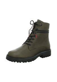 Groene leren enkellaars met vetersluiting, zwarte hardware, ribbeltjeszool en decoratieve zwarte streep; gladde textuur en ronde neus.