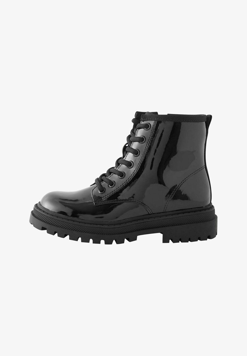 Botine din piele lacuită neagră, cu talpă robustă, vârf rotund și sistem de șireturi, având șase orificii pentru șireturi și talpă din cauciuc texturat.