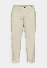 Chinos beige con taglio dritto, dotati di due tasche anteriori, chiusura con bottone, passanti per cintura e una texture di tessuto liscia.