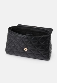 Sac en cuir synthétique matelassé noir avec un motif en diamants, doté d'une fermeture à pression dorée et d'un intérieur en tissu doux.