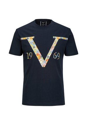 Marineblauw t-shirt met korte mouwen, bedrukt met een grote kleurrijke mozaïekpatroon "V" en "1969" op de borst.