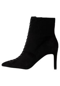 Bottine en daim noir à bout pointu, talon stiletto haut et détail décoratif à lacets sur le devant, avec des accents de quincaillerie noirs.