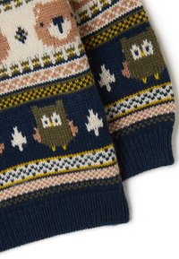 Maglione lavorato a maglia con uno sfondo blu navy e un motivo di gufo, orsi e forme geometriche nei colori crema, rosa, senape e oliva.