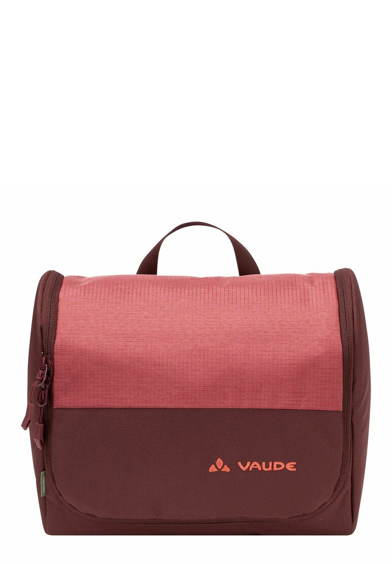 Borsa da viaggio rossa e bordeaux con superficie testurizzata, chiusura con zip e manico per il trasporto. Presenta il logo del brand in arancione sul davanti.