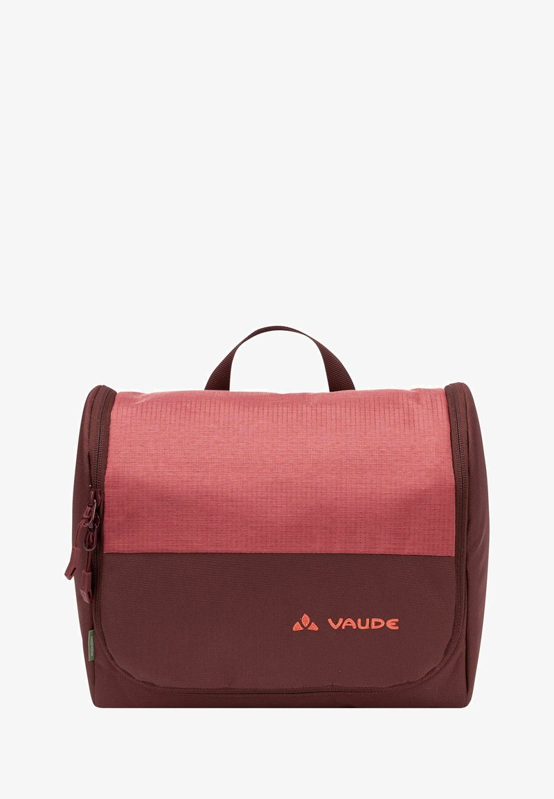 Borsa da viaggio rossa e bordeaux con superficie testurizzata, chiusura con zip e manico per il trasporto. Presenta il logo del brand in arancione sul davanti.