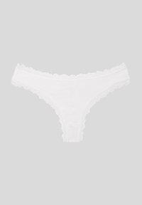 String blanc orné de dentelle, fabriqué en coton doux. Présente des bords festonnés et une texture côtelée. Design simple et minimaliste.