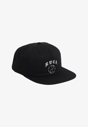 Zwarte snapback pet van katoen met een vlakke klep, voorzien van een wit geborduurd "RVCA"-logo en een cirkelvormig sterontwerp aan de voorkant.