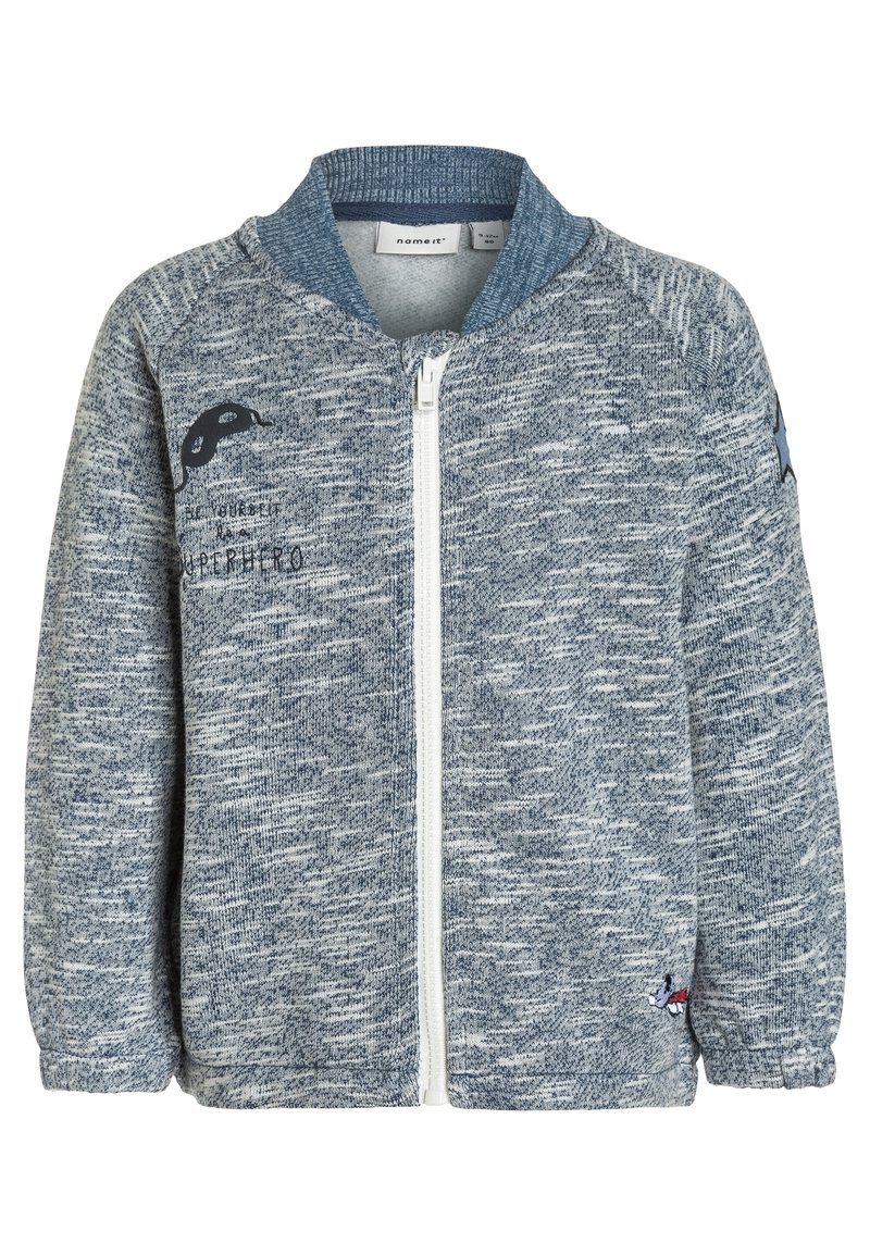 Giacca grigia in marl con zip, colletto a costine, tasche frontali e dettagli ricamati. Texture morbida con un design casual e sportivo.
