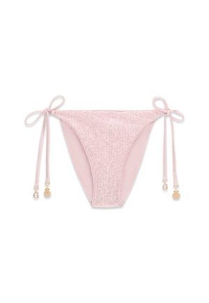 Bas de bikini rose pâle avec liens sur les côtés, présentant une lettre "G" dorée et des breloques en forme de coquillage, texturés avec des détails subtils de sequins.