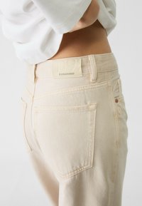 Thumbnail Image 4