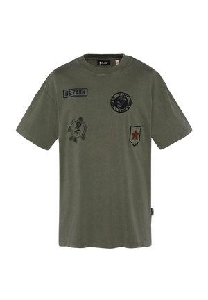 T-shirt vert olive à manches courtes avec des écussons de style militaire, dont "US 740N", un emblème de parachute et un bouclier avec un chiffre 3 rouge.
