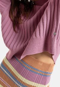 Roxy Neule - mauve