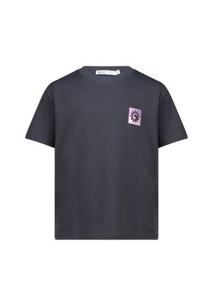 Czarny t-shirt z krótkim rękawem i okrągłym dekoltem, z małym fioletowym kwadratowym logo z czarnym wzorem słońca po lewej stronie klatki piersiowej.