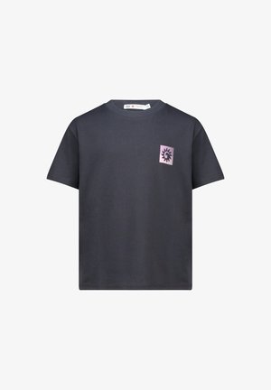 Sort T-shirt med korte ærmer og rund halsudskæring samt lille lilla firkantet logo med sort sol-design på venstre bryst.