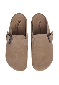 Bruna mockaskor med spänne, rund tå och slät yta. Graverad med "Pepe Jeans London" på innersulan.