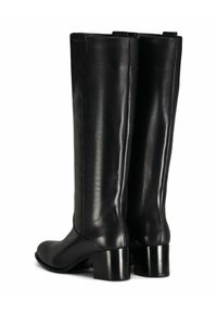 Bottes noires en cuir, arrivant au genou, avec des orteils arrondis et des talons carrés, présentées sous un angle arrière sur un fond blanc.