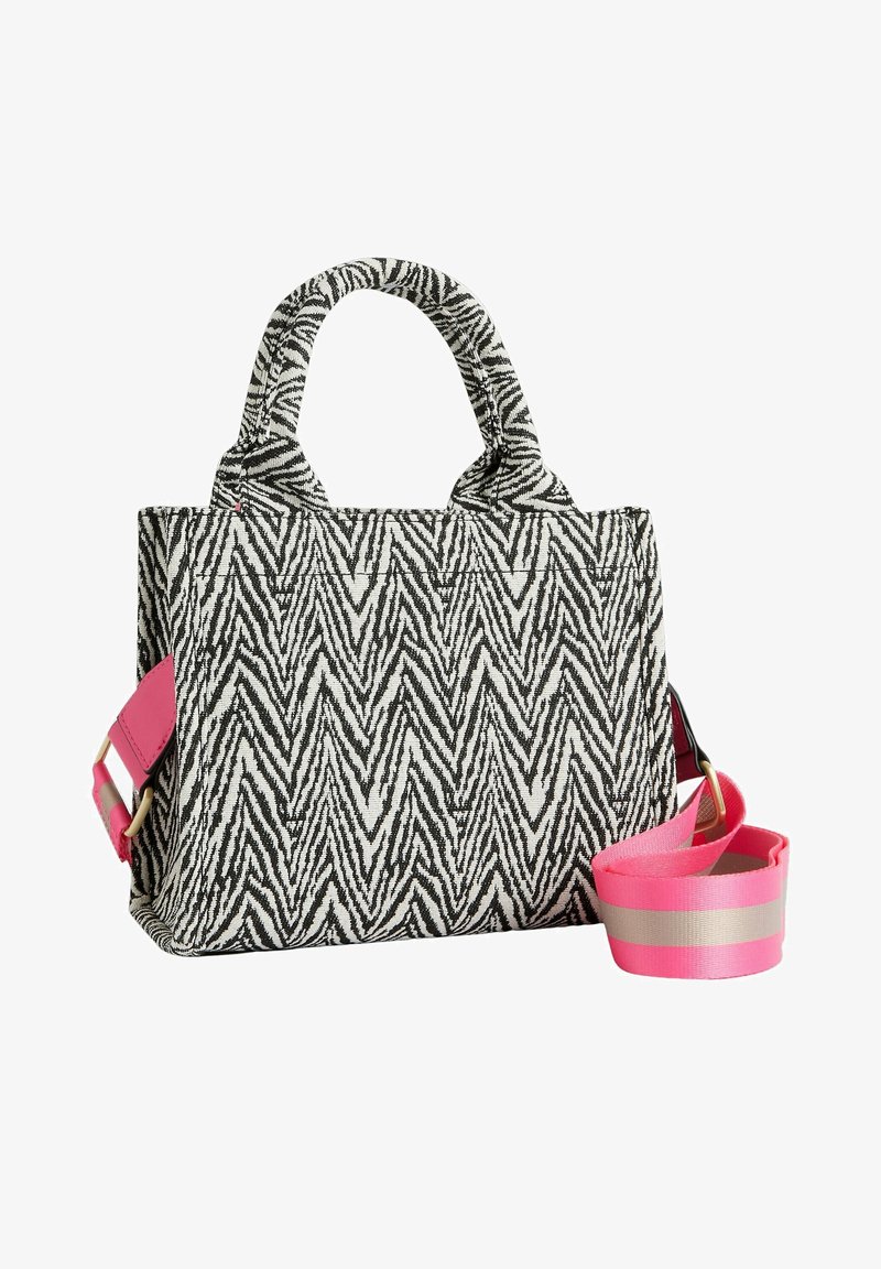 Sac à main en tissu noir et blanc à motif chevrons, avec des poignées courtes et une large bandoulière détachable rose et grise.