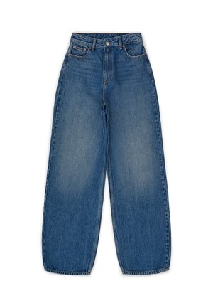 Vaqueros de pierna ancha en denim azul medio. Diseño de cintura alta con cremallera, cinco bolsillos y un ligero desvanecimiento en la textura de la tela.