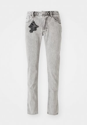 Jean en denim gris clair à coupe droite, avec une fermeture éclair, cinq poches et un accent décoratif de porte-clé noir à l'avant.
