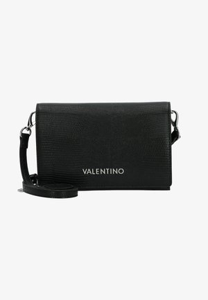 Schwarze Clutch aus synthetischem Material mit strukturierter Oberfläche, silbernen Beschlägen und eingeprägtem Markennamen "VALENTINO". Inklusive abnehmbarem Trageriemen.