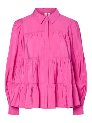 Lyserosa bluse med lange ermer, lagdelte rysjer, knappet front, spiss krage og lett puffede skuldre.