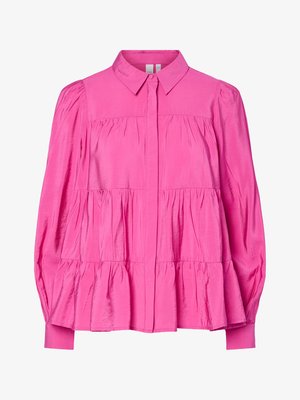 Hele roosa pikkade varrukatega pluus kihilise kurrutusega, nööbitava eesmise osaga, terava kraega ja kergelt padjanditega õlgadega.