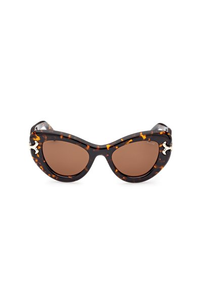 Gafas de sol carey con lentes marrones, forma de ojos de gato, montura de plástico y detalles plateados en las varillas. El herraje de acento presenta un diseño curvado.