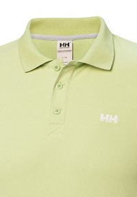 Polo shirt verde chiaro realizzato in tessuto testurizzato, con patta a tre bottoni e logo bianco sul petto.