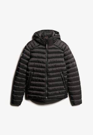 Chaqueta de plumas negra con capucha, con un diseño acolchado, cierre de cremallera y dos bolsillos laterales. Fabricada en material sintético ligero.