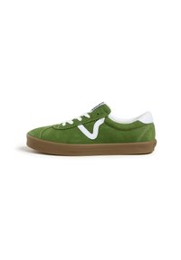 Baskets en suède vert avec des accents blancs, design �à lacets, semelle en caoutchouc marron, et détail du logo sur la languette. Silhouette basse.