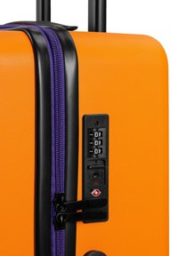 Pomarańczowa walizka z teksturowaną powierzchnią, czarnym zamkiem błyskawicznym i fioletowymi akcentami. Posiada zamek szyfrowy oraz wzmocnione narożniki dla większej trwałości.