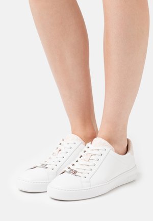 Sneaker bianche in pelle con una superficie liscia, dotate di chiusura con lacci e dettagli a fantasia rosa chiaro sulla linguetta e sul tallone.