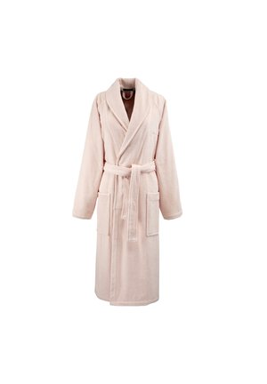 Peignoir long rose clair en tissu doux avec col châle, ceinture à la taille et deux poches avant, conçu pour le confort et la chaleur.