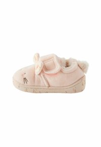 Chausson en tissu rose avec une texture pelucheuse, dot�é d'oreilles de lapin et de détails faciaux brodés. La semelle présente un motif floral.