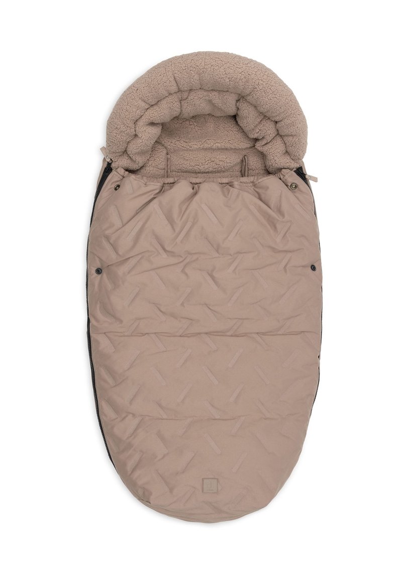 Beige baby voetenzak met een gewatteerde buitenkant en een zachte fleece-voering in de capuchon, ontworpen om de baby warm te houden in kinderwagens of autostoelen.