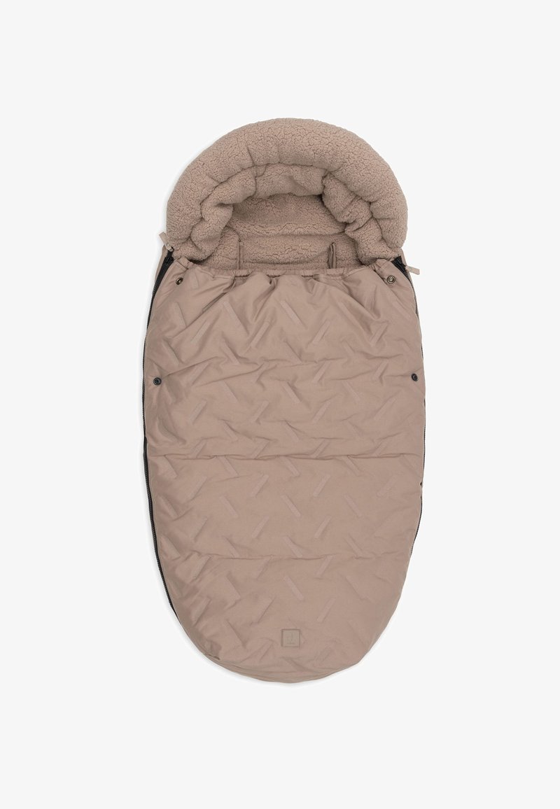 Beige baby voetenzak met een gewatteerde buitenkant en een zachte fleece-voering in de capuchon, ontworpen om de baby warm te houden in kinderwagens of autostoelen.