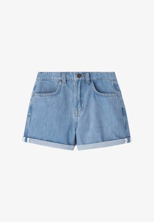 Short en denim bleu clair avec ourlets roulés, fermeture à boutons devant, passants de ceinture et deux poches avant.