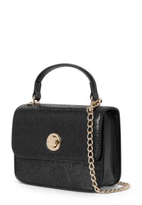 Schwarze, strukturierte Handtasche mit einem geschwungenen Obergriff, Kettenriemen, goldenen Beschlägen und einem runden Verschlussdetail. Rechteckige Form mit Klappenverschluss.