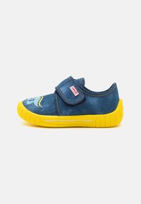 Zapato infantil azul con suela amarilla y tira de velcro, que presenta un diseño juguetón de pez azul en la punta.