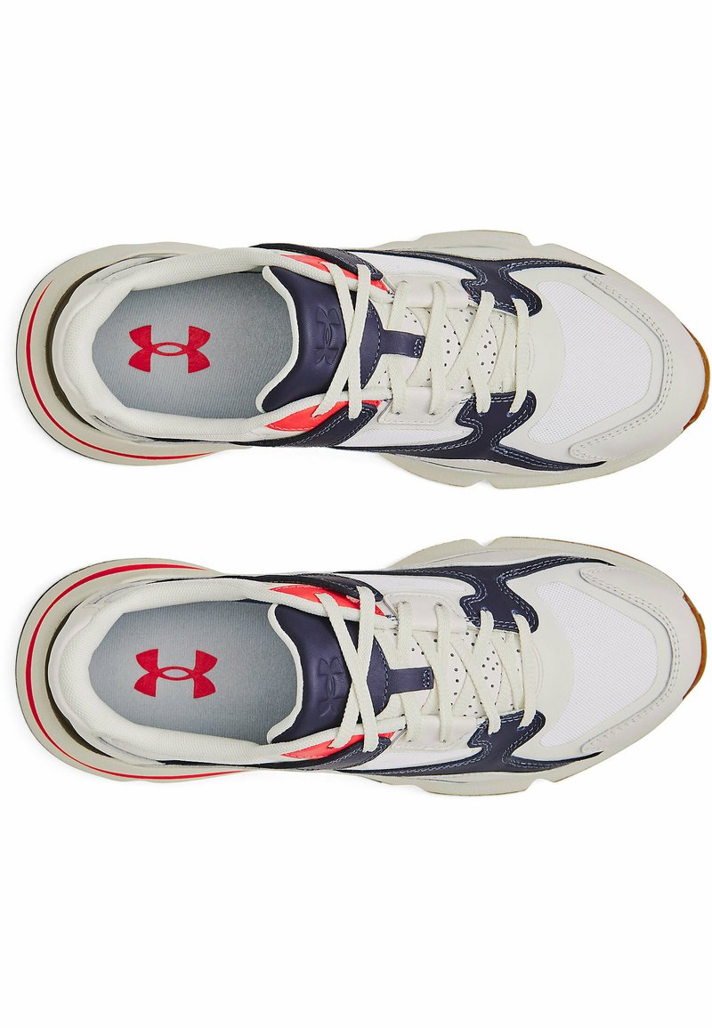 Zapatillas deportivas blancas con acentos en navy y coral. Presentan una parte superior de malla, cierre con cordones, lengüeta acolchada y suela de goma con agarre texturizado.