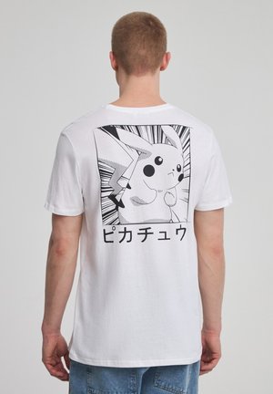 T-shirt di cotone bianco con un'illustrazione stampata nera di Pikachu sul retro, circondata da linee dinamiche e testo giapponese.