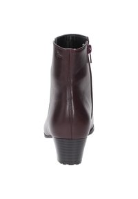 Bottine en cuir bordeaux avec une finition texturée, un talon empilé, et une fermeture éclair latérale pour un enfilage facile. Doublure intérieure lisse.