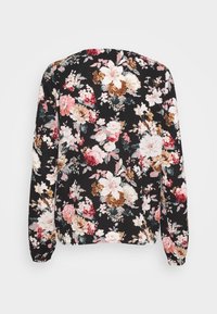 Blusa a maniche lunghe nera floreale con una varietà di fiori nelle tonalità di rosa, bianco e oro. Presenta polsini elasticizzati e un collo rotondo.