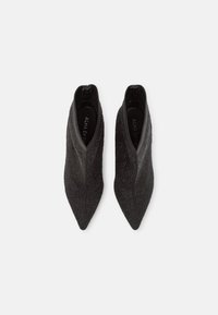 Stivali neri alla caviglia con punta appuntita e superficie testurizzata. Chiusura con zip laterale. Foderatura interna liscia.