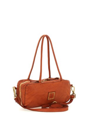 Borsa rettangolare marrone in pelle con doppi manici lunghi, cerniera dorata, tracolla staccabile e piccola targhetta dorata con borchie sulla parte anteriore.