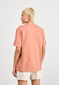 Nike Sportswear TEE - Navadna majica - terra blush