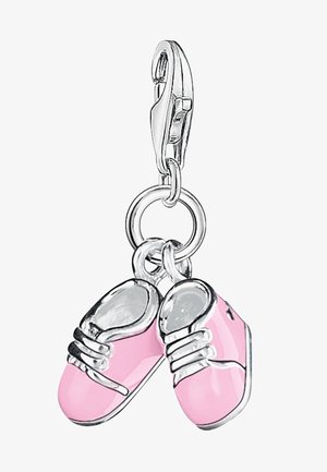 Charm en émail rose en forme de baskets pour bébé, avec des accents en argent, des lacets et un attachement par clip. Reflète un design de chaussure miniature.