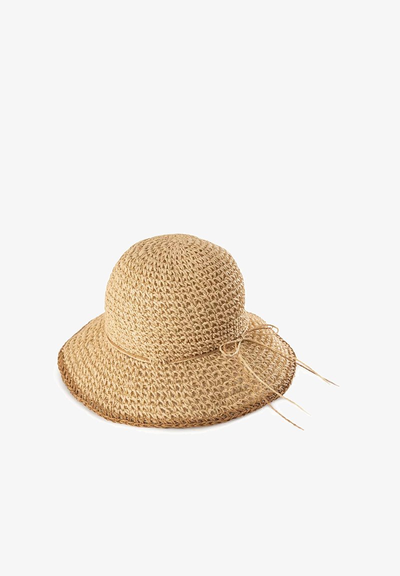 Spleciony słomiany kapelusz przeciwsłoneczny z zaokrągloną koroną i szerokim rondem. Posiada związany akcentujący pasek dla pewnego dopasowania. Jasnobeżowy kolor i naturalna tekstura.