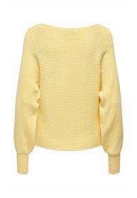 Żółty sweter z prążkowanego dzianiny o szerokim dekolcie typu łódka i balonowych rękawach, z krótkim dołem i teksturowaną tkaniną dla dodatkowej głębi.